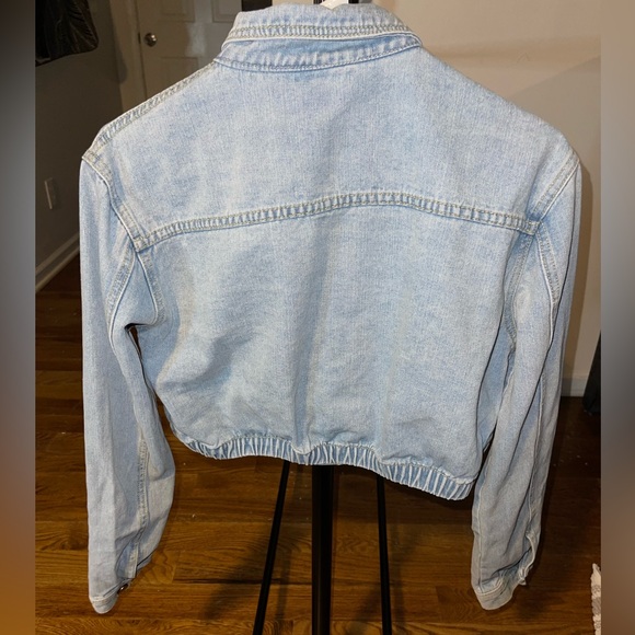 Light Cropped Jean Jacket Size M - Picture 2 of 3